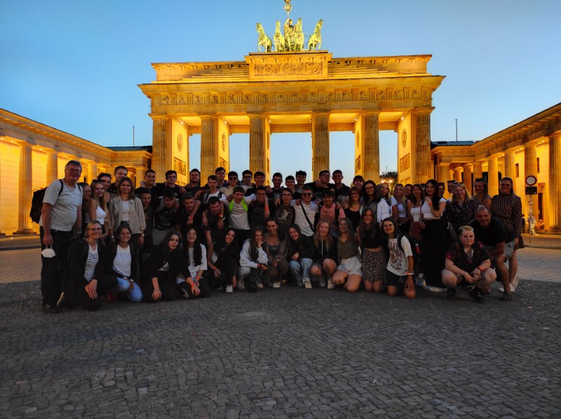 Gruppenphoto Brandenburger Tor Web quer